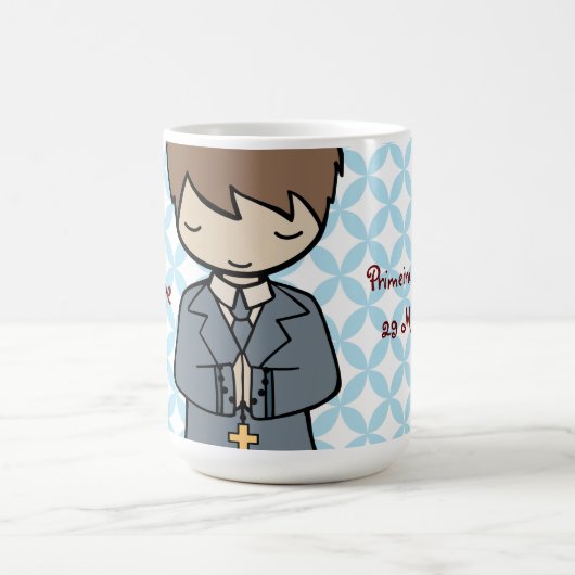 愛らしい最初聖餐式の茶色の毛の男の子 コーヒーマグカップ (中央)