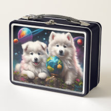 愛らしい毛羽立ったサモイの子犬、惑星の地球