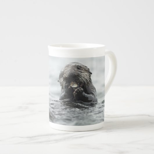 愛らしい海のカワウソ ボーンチャイナマグカップ (正面右)