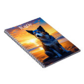 愛らしい犬が日没の海ビーチに座る ノートブック (右側)