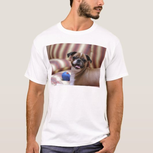 愛らしい犬とお気に入りのボール Tシャツ (正面)