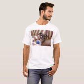 愛らしい犬とお気に入りのボール Tシャツ (正面フル)