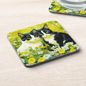 愛らしい猫が野原で座るデイジー コースター (左側)