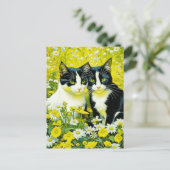 愛らしい猫が野原で座るデイジー ポストカード (スタンド正面)