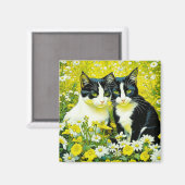 愛らしい猫が野原で座るデイジー マグネット (正面/裏面)