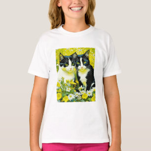 愛らしい猫が野原で座るデイジー Tシャツ