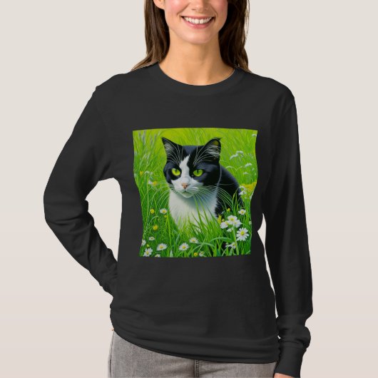 愛らしい猫が野原に座るデイジー Tシャツ (正面)