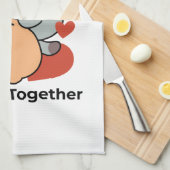 愛らしい猫と犬のハグ – ニャー&ウォフデザイン キッチンタオル (四つ折り)