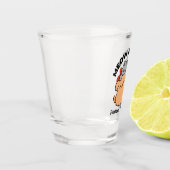 愛らしい猫と犬のハグ – ニャー&ウォフデザイン ショットグラス (左)