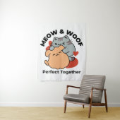 愛らしい猫と犬のハグ – ニャー&ウォフデザイン タペストリー (インサイチュ)