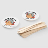 愛らしい猫と犬のハグ – ニャー&ウォフデザイン ハンドファン (組立なし)