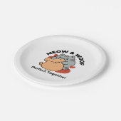 愛らしい猫と犬のハグ – ニャー&ウォフデザイン ペーパープレート (アングル)