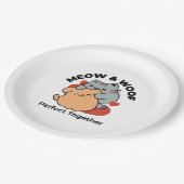 愛らしい猫と犬のハグ – ニャー&ウォフデザイン ペーパープレート (アングル)