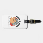 愛らしい猫と犬のハグ – ニャー&ウォフデザイン ラゲッジタグ (正面横)