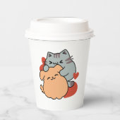愛らしい猫と犬のハグ – ニャー&ウォフデザイン 紙コップ (正面)