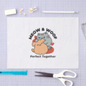 愛らしい猫と犬のハグ – ニャー&ウォフデザイン 薄葉紙 (クラフト)