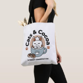 愛らしい猫インマグホリデーデザイン- Cat & Cocoa トートバッグ (クローズアップ)