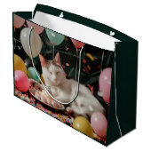 愛らしい猫誕生祝いデザイン ラージペーパーバッグ (裏面アングル)