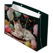 愛らしい猫誕生祝いデザイン ラージペーパーバッグ (正面アングル)