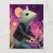 愛らしい白いネズミが花の輪に乗る ポストカード (正面)