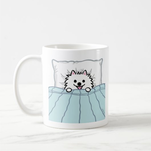 愛らしい白いポメラニア犬の犬がベッドに入れられる コーヒーマグカップ (左)