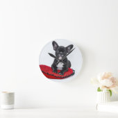 愛らしい白黒のブルドッグの子犬の写真 ラウンド壁時計 (ホーム)