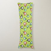 愛らしい目覚まし時計の緑の青の赤のパターン ボディピロー (正面縦)