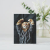 愛らしい眠そうなオレンジ色のキティ(パジャマ着用) ポストカード (スタンド正面)