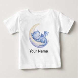 愛らしい眠れるドラゴンと三日月のデザイン ベビーTシャツ