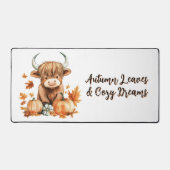 愛らしい秋の高原牛 デスクマット (正面)