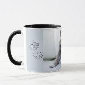 愛らしい秋田犬の子犬、コーヒーカップ マグカップ (左)