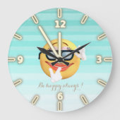 愛らしい絵文字顔 – いつも幸せ ラージ壁時計 (正面)