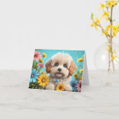 愛らしい花の咲くフワフワの空白の犬 カード (黄色い花)