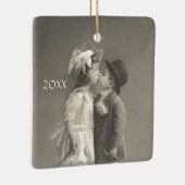 愛らしい若い愛のアンティーク写真の追加の年 セラミックオーナメント (右)