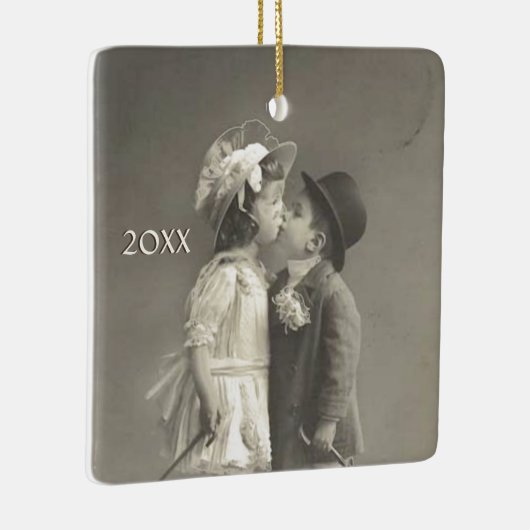 愛らしい若い愛のアンティーク写真の追加の年 セラミックオーナメント (右)