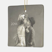 愛らしい若い愛のアンティーク写真の追加の年 セラミックオーナメント (左)
