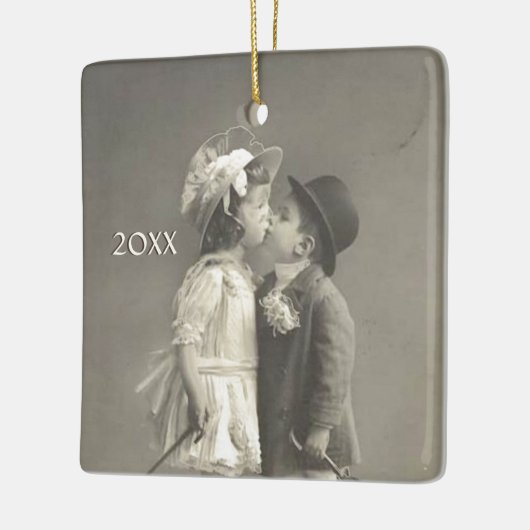 愛らしい若い愛のアンティーク写真の追加の年 セラミックオーナメント (左)