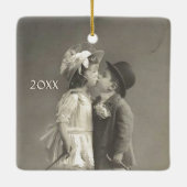 愛らしい若い愛のアンティーク写真の追加の年 セラミックオーナメント (裏面)