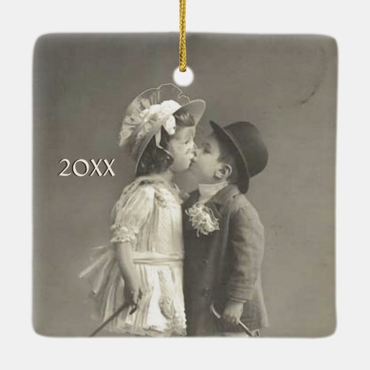 愛らしい若い愛のアンティーク写真の追加の年 セラミックオーナメント (裏面)