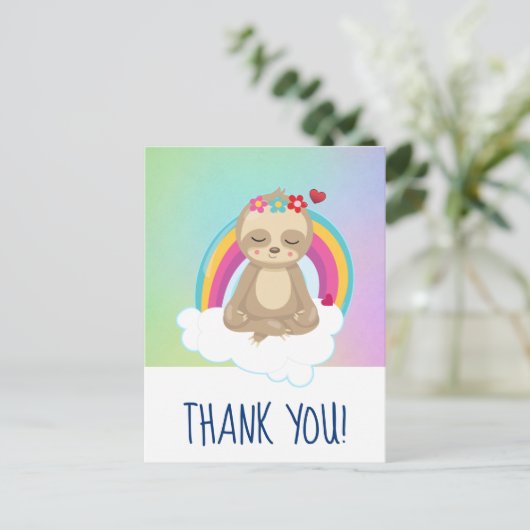 愛らしい茶色のスローが平和的に瞑想している ポストカード (スタンド正面)