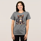 愛らしい虎猫の子猫と青い目 トライブレンドＴシャツ (正面全面)