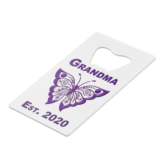 愛らしい蝶のおばあちゃん"Est 2020" クレジットカード栓抜き (裏面アングル)