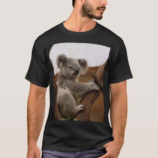 愛らしい見たコアラの枝の上に男性 Tシャツ (正面)