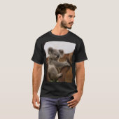 愛らしい見たコアラの枝の上に男性 Tシャツ (正面フル)
