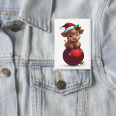 愛らしい赤ちゃんハイランド牛の座り姿 缶バッジ (インサイチュ)