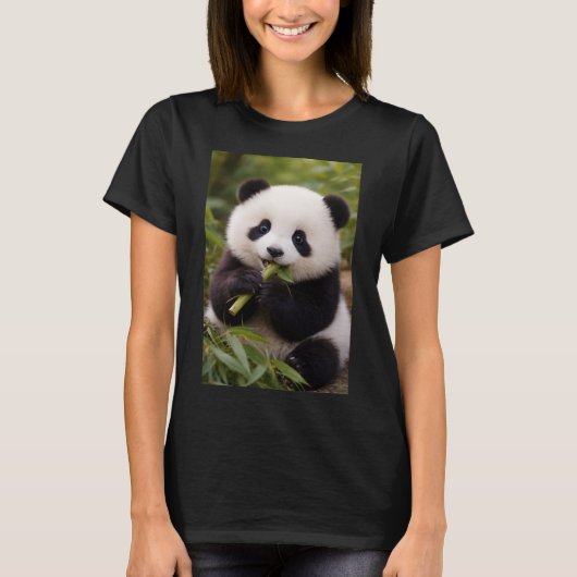 愛らしい赤ちゃんパンダの竹を食べる女性用Tシャツ Tシャツ (正面)