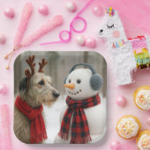 愛らしい雪だるまを見つめるアイリッシュ・ウルフハウンド ペーパープレート (パーティー)