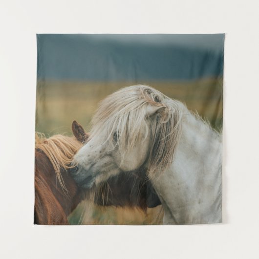 愛らしい馬のカップル タペストリー (正面)