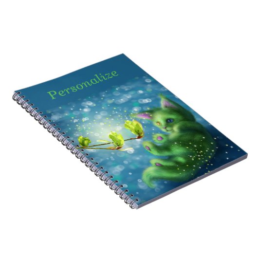 愛らしい魅力的な緑の子猫がパーソナライズ ノートブック (右側)