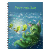 愛らしい魅力的な緑の子猫がパーソナライズ ノートブック (正面)